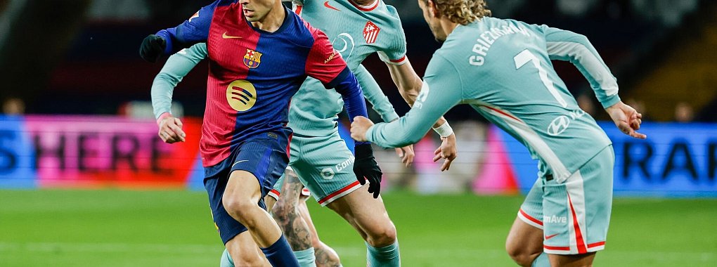 Barcelonas Torschütze Petri (links) war von Atlético oft nicht zu stoppen - © Joan Monfort/AP/dpa
