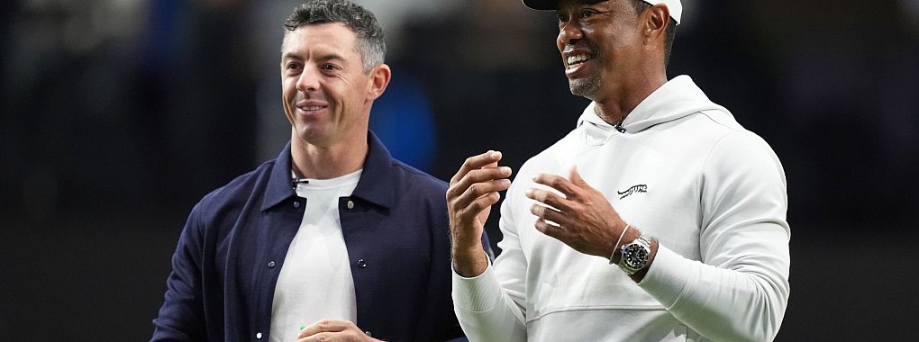 Tiger Woods (r) und Rory McIlroy sind Mitbegründer der TGL. - © Rebecca Blackwell/AP/dpa
