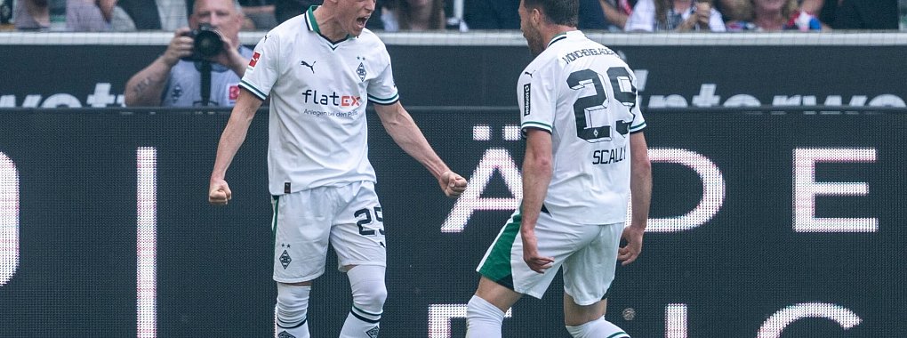 Gut in Form: Gladbachs Robin Hack (l) traf beim 1:1 gegen Frankfurt erneut. - &copy; David Inderlied/dpa