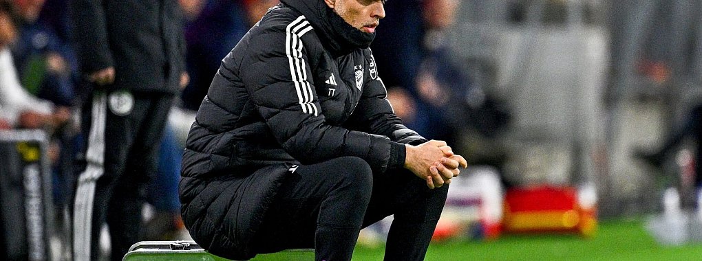 Bayern-Trainer Thomas Tuchel sitzt w&auml;hrend der Partie gegen RB Leipzig auf einem Aluminiumkoffer. - &copy; Tom Weller/dpa