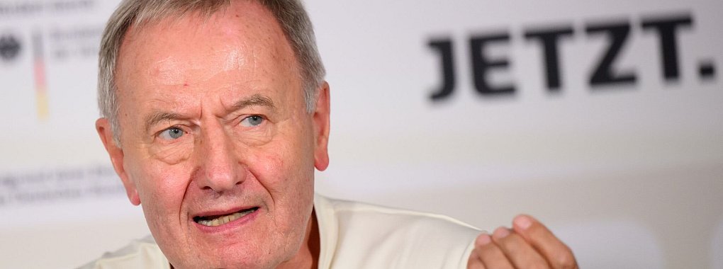 Friedhelm Julius Beucher kritisiert die Vergabe der Para-Ski-WM nach Maribor. - © Julian Stratenschulte/dpa