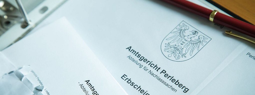 Wer eine Immobilie erbt, muss diese im Grundbuch umschreiben lassen. Dafür ist oft ein Erbschein erforderlich. - © Christin Klose/dpa-tmn