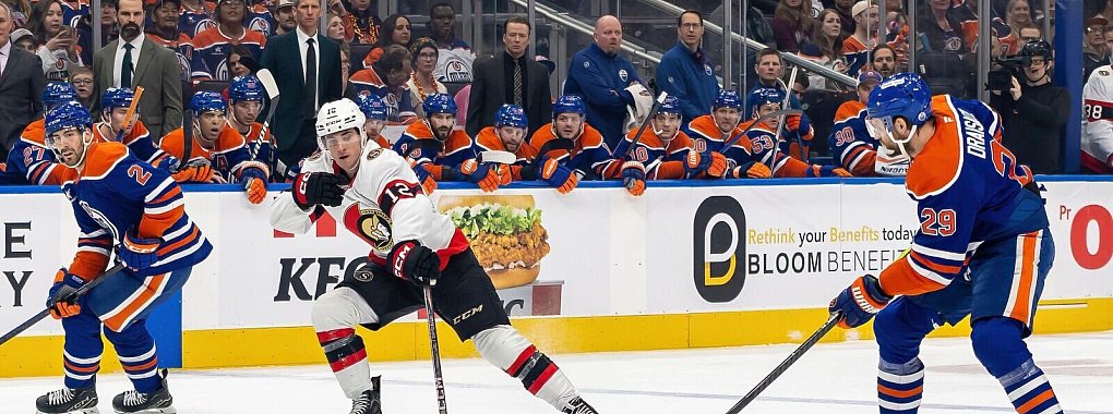 Leon Draisaitl (r.) lieferte einen Assist. - © TIMOTHY MATWEY/The Canadian Press/AP/dpa