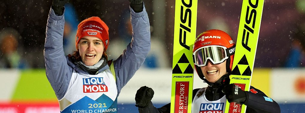 Selina Freitag (l.) und Katharina Schmid konnten auch in Lillehammer im Mixed-Wettbewerb jubeln. - © Daniel Karmann/dpa