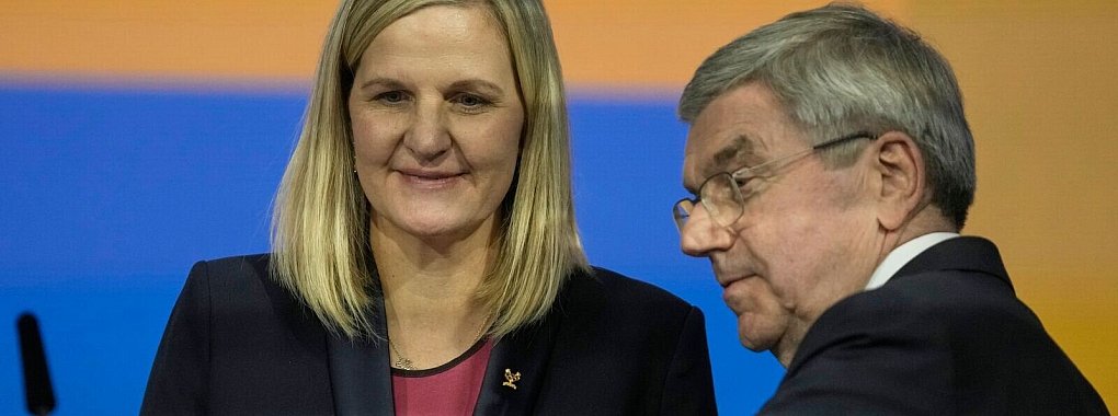 Für die neue IOC-Chefin Kirsty Coventry wird Thomas Bach ein wichtiger Ratgeber bleiben. - © Thanassis Stavrakis/AP/dpa