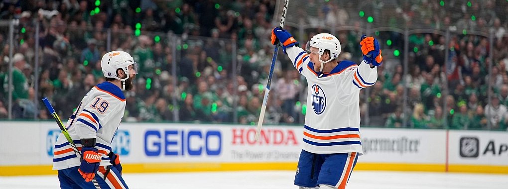 Philip Broberg (r.) feiert seinen Treffer gegen die Dallas Stars in den NHL-Playoffs. - &copy; Julio Cortez/AP
