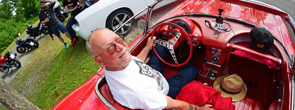 Arno Wahl aus Kalletal zeigt am Messezentrum seine rote Corvette von 1960. - &copy; Nicole Ellerbrake