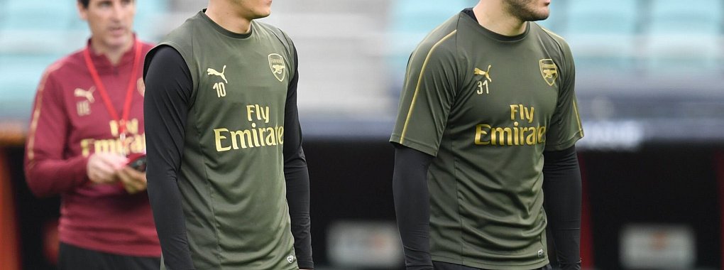 Fünf Jahre nach dem Überfall auf Mesut Özil (l) und Sead Kolasinac bricht einer der Täter sein Schweigen. - © Arne Dedert/dpa