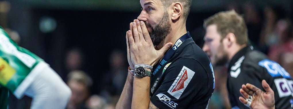 Magdeburgs Handballer um Trainer Bennet Wiegert verlegen ihr Heimspiel gegen Eisenach wegen des Anschlags auf dem Weihnachtsmarkt. - © Andreas Gora/dpa
