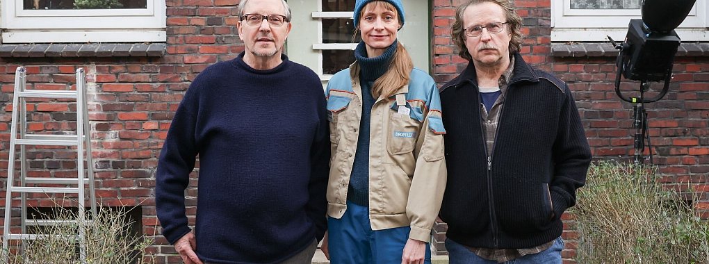 Olli Dittrich (links) und Bjarne Mädel versuchen in der NDR-Komödie «Prange», die Aufmerksamkeit von Katharina Marie Schubert zu erlangen. - © Christian Charisius/dpa