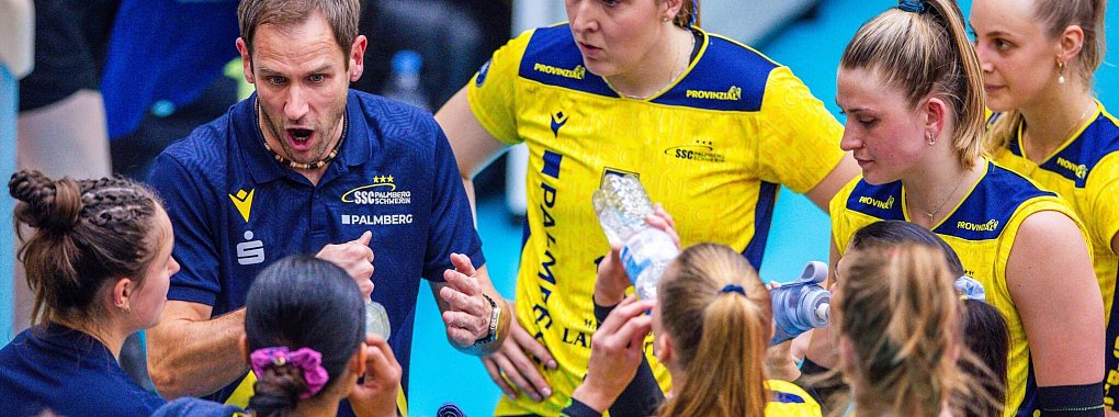 Trainer Felix Koslowski und die Schweriner Volleyballerinnen triumphierten nach einem 0:2-Satzrückstand. - © Jens Büttner/dpa