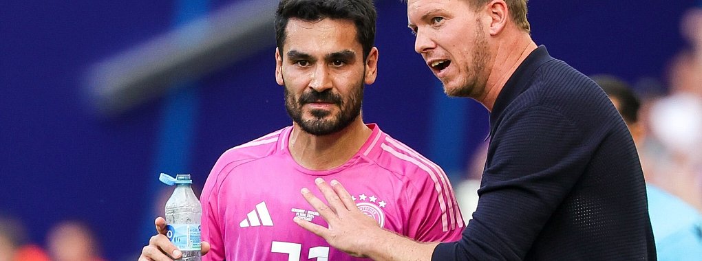 Ein Bild, das nun Vergangenheit ist: Bundestrainer Julian Nagelsmann und Kapit&auml;n Ilkay G&uuml;ndogan im Gespr&auml;ch am Spielfeldrand. - &copy; Christian Charisius/dpa
