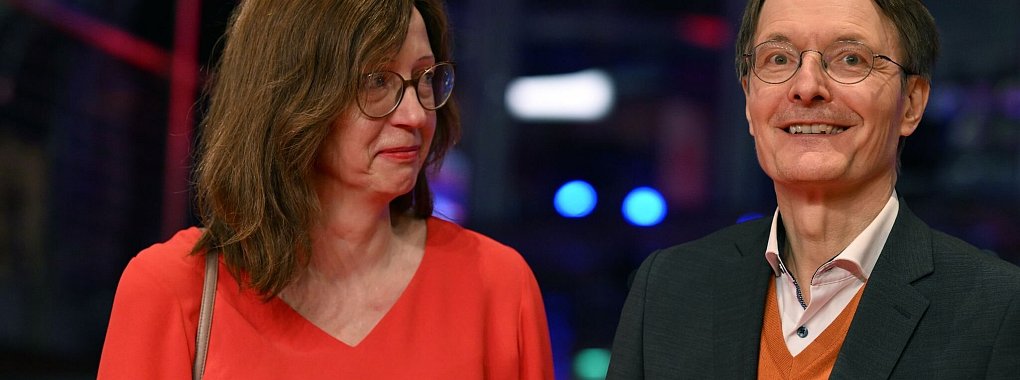 Karl Lauterbach mit Freundin Elisabeth Niejahr. - &copy; Jens Kalaene/dpa