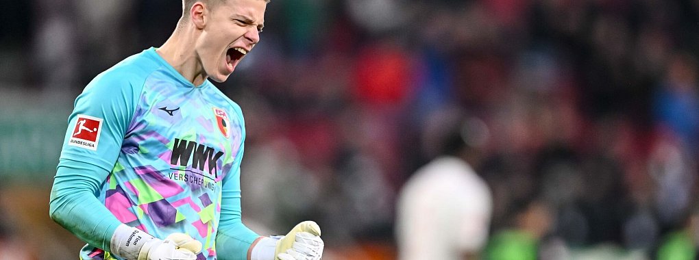 Hat bei den Trainern der Nationalmannschaft auf sich aufmerksam gemacht: Augsburg-Torwart Finn Dahmen. - © Harry Langer/dpa