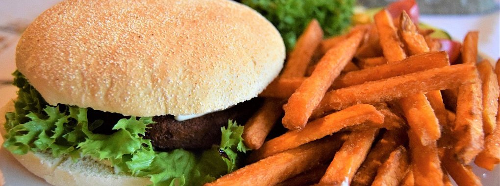 Von außen sieht er aus wie ein gewöhnlicher Burger, doch im Patty wurden rund 60 Gramm Buffalo-Würmer verarbeitet. Seit zwei Wochen ist der Insektenburger auf der Speisekarte des Restaurants Breitengrad am Schiedersee zu finden. - © Greta Wiedemeier