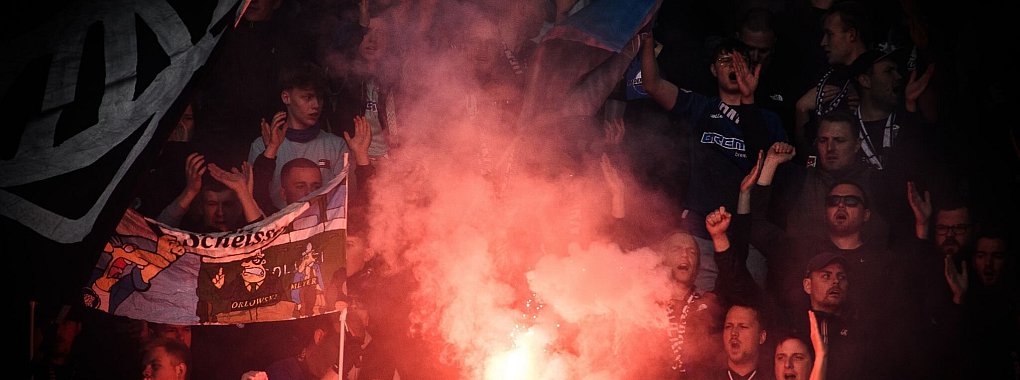 Fu&szlig;ballfans z&uuml;nden Pyrotechnik im Stadion. - &copy; Swen Pf&ouml;rtner/dpa
