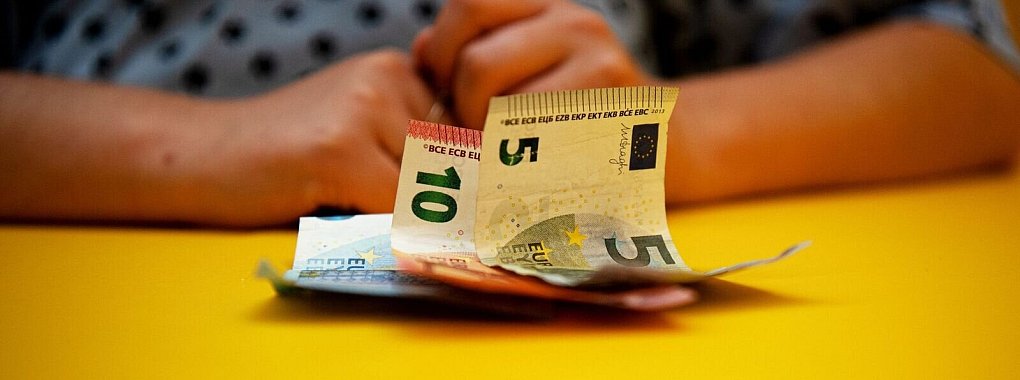 Damit Ihnen nicht nur ein Teil Ihrer Auszahlung bleibt: P-Konto-Inhaber, die mit Nachzahlungen von Sozialhilfen oder Renten rechnen, sollten rechtzeitig einen Freistellungsantrag dafür stellen. - © Bernd Diekjobst/dpa-tmn