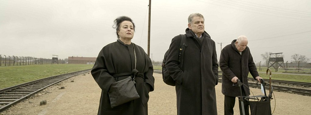 Maya Lasker-Wallfisch (l-r), Kai H&ouml;ss und Hans J&uuml;rgen H&ouml;ss in einer Szene des Films &laquo;Der Schatten des Kommandanten&raquo;. - &copy; -/Courtesy Of Warner Bros. Picture/dpa