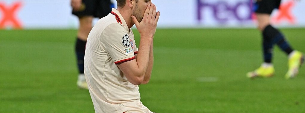Harry Kane sinkt nach seiner vergebenen Großchance auf die Knie und schlägt enttäuscht die Hände vors Gesicht. - © Peter Kneffel/dpa