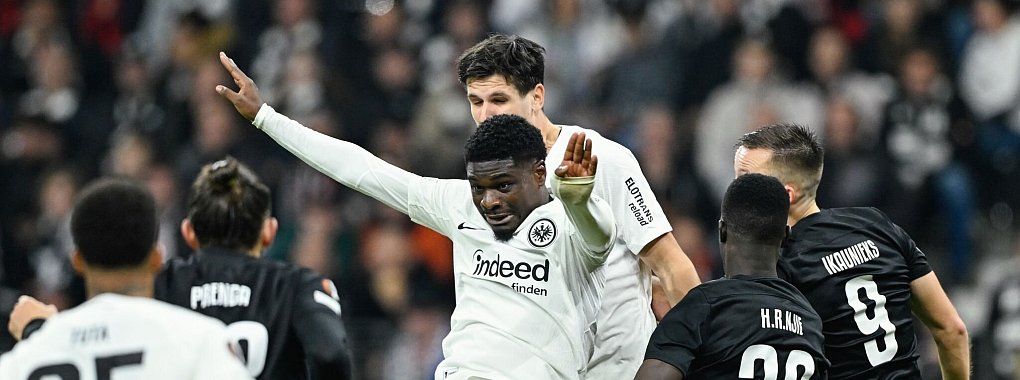 Frankfurts Eric Junior Dina Ebimbe (Mitte vorn) wurde nach dem Spiel gegen Riga rassistisch beleidigt. - © Uwe Anspach/dpa