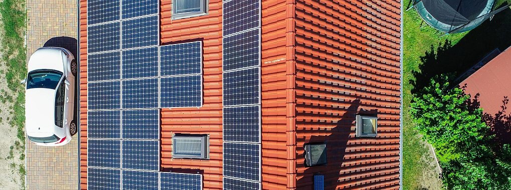 Seit der Anpassung des Erneuerbare-Energien-Gesetzes (EEG) darf die geringe Strommenge, die für den Betrieb einer PV-Anlage benötigt wird, dem Haushaltsstrom zugerechnet werden. - © Patrick Pleul/dpa/dpa-tmn
