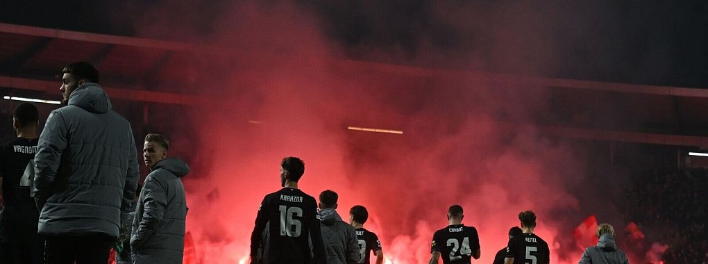 Hängende Köpfe an einem denkwürdigen Abend: Die VfB-Profis nach der Klatsche in Belgrad. - © Marijan Murat/dpa