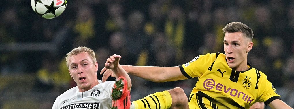 Mika Biereth (l), hier im Zweikampf mit Dortmunds Nico Schlotterbeck, hatte das Interesse von Bundestrainer Julian Nagelsmann geweckt. - © Bernd Thissen/dpa