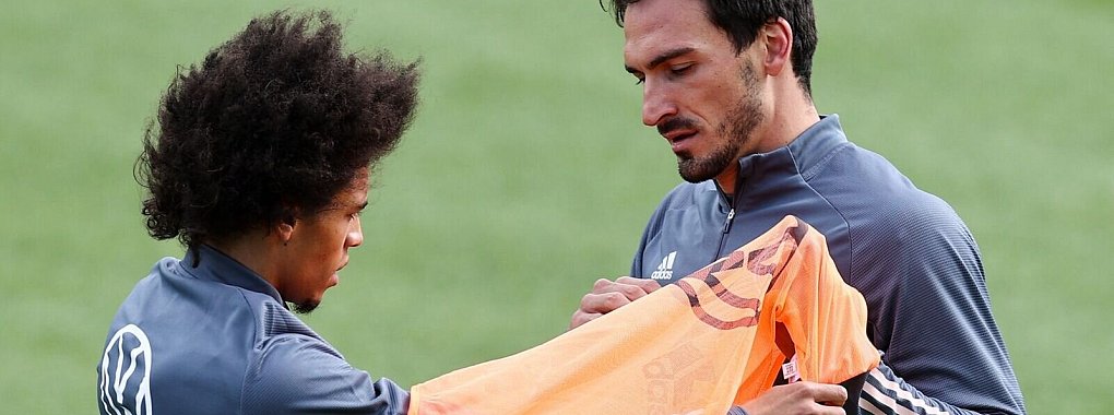 Leroy Sane (l) und Mats Hummels auf dem Trainingsplatz. - © Christian Charisius/dpa