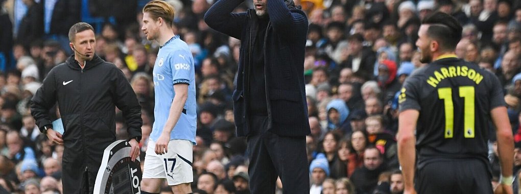 Pep Guardiola und Manchester City stecken in einer massiven Krise. In 13 Spielen gelang nur ein Sieg. - © Rui Vieira/AP/dpa