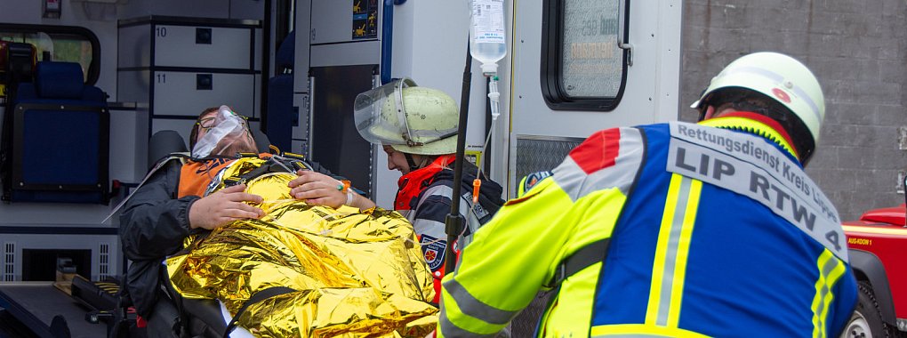 insatz unter möglichst realistischen Bedingungen: Auch der Rettungsdienst des Kreises probt bei der Großübung in der Senne die Versorgung und den Abtransport von Verletzten, die einer fiktiven Explosion zum Opfer gefallen sind. - © Raphael Bartling