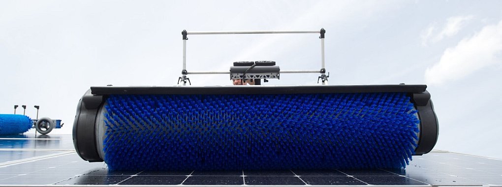 Die Wartung und Reinigungsarbeiten von Solaranlagen sollten Profis übernehmen. - © Tobias Hase/dpa-tmn