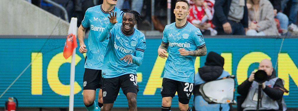 Jeremie Frimpong (M) brachte Bayer Leverkusen mit seinem Tor gegen den 1. FC K&ouml;ln auf die Siegerstra&szlig;e. - &copy; Rolf Vennenbernd/dpa