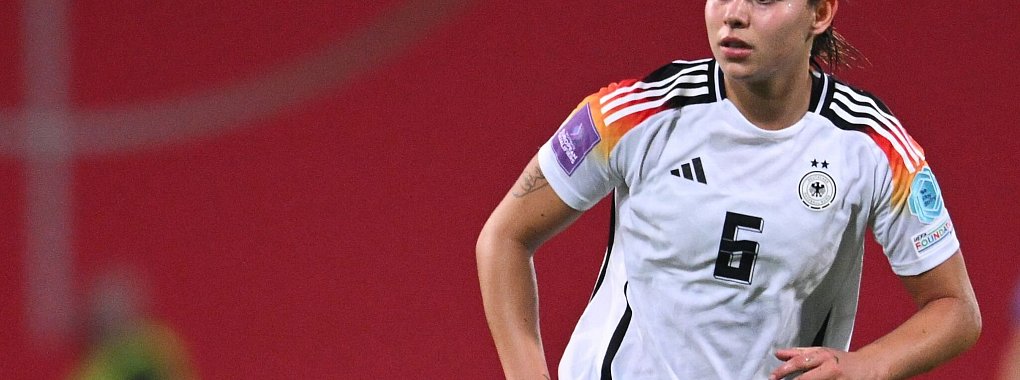 Nationalspielerin Lena Oberdorf fühlt sich manchmal als «Objekt» in den sozialen Medien - © Sebastian Christoph Gollnow/dpa