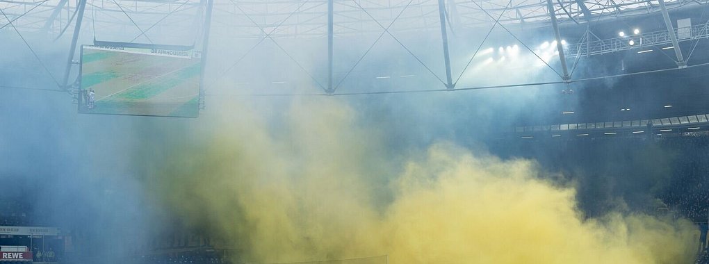 Pyrotechnik beim Fußball-Derby zwischen Hannover 96 und Eintracht Braunschweig. - © Axel Heimken/dpa