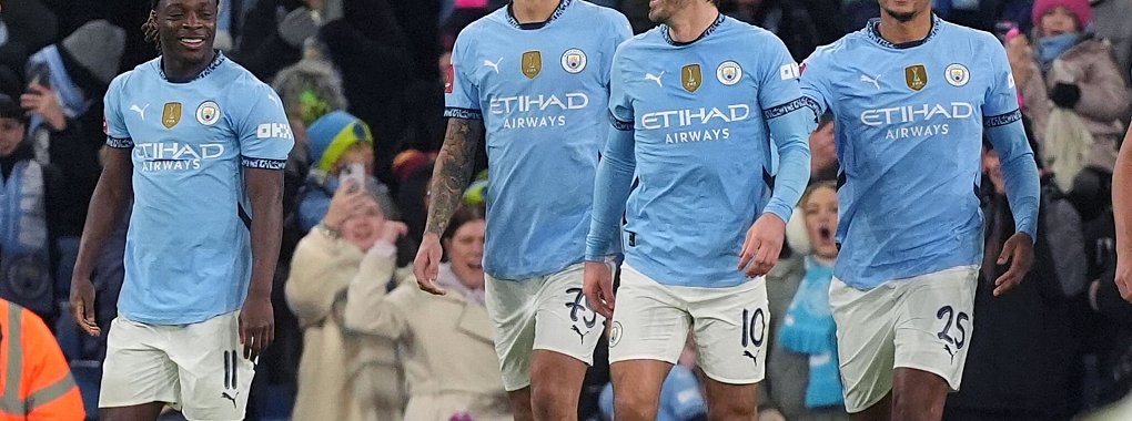 Jack Grealish (M.) freut sich nach langer Auszeit über sein Tor im FA Cup. - © Martin Rickett/PA Wire/dpa