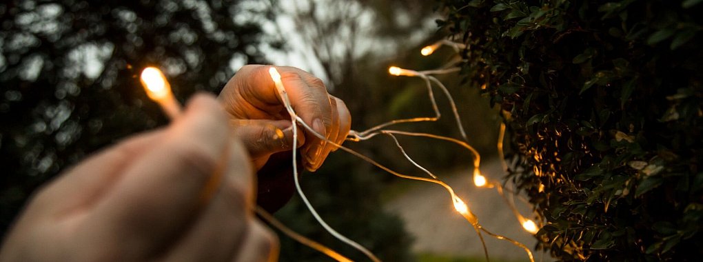 Effiziente Festbeleuchtung: LED-Lichterketten sind langlebig und sparen bis zu 90 % Energie im Vergleich zu Glühlampen. - © Christin Klose/dpa-tmn