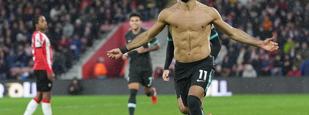 Mann des Spiels: Mohamed Salah traf beim Sieg in Southampton zweimal für Liverpool. - © Sean Ryan/AP