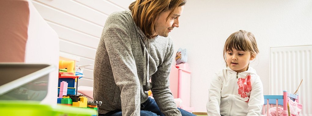 Lebt ein Kind nach der Trennung der Eltern abwechselnd bei Vater und Mutter müssen sich beide darüber einig werden, wem von beiden der Entlastungsbetrag in Gänze zufallen soll. - © Christin Klose/dpa-tmn