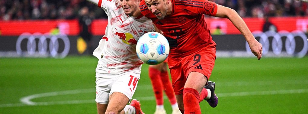 Harry Kane (r), hier im Zweikampf mit Leipzigs Christoph Baumgartner, tat der Offensiv-Abteilung des FC Bayern gut. - © Tom Weller/dpa