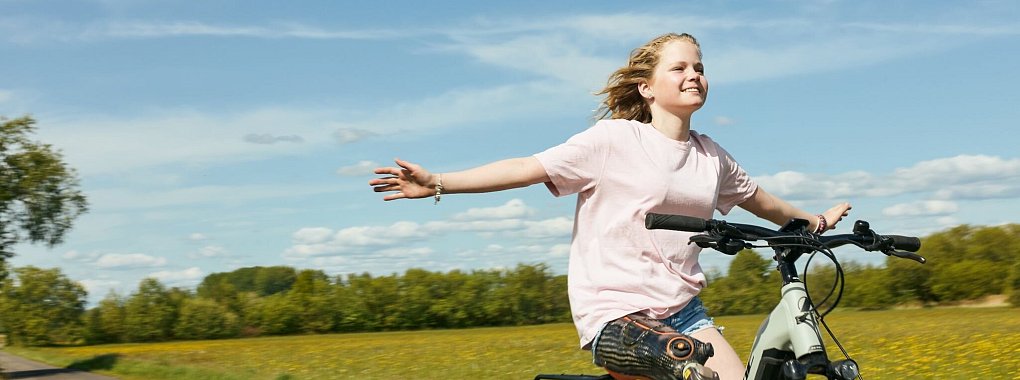 Annika f&auml;hrt auf einem Feldweg freih&auml;ndig Fahrrad. - &copy; Dawin Meckel/Ostkreuz/ZDF/dpa