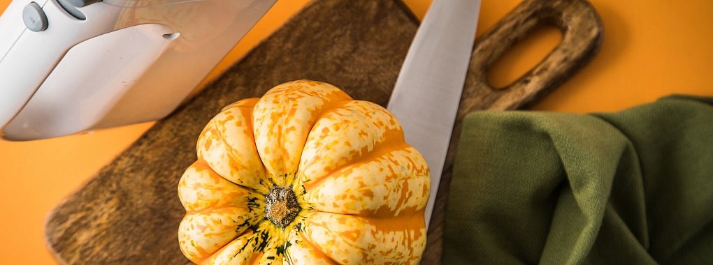 Kürbis einfach aushöhlen? Man braucht dazu nur ein Messer und einen Handmixer. - © Christin Klose/dpa-tmn