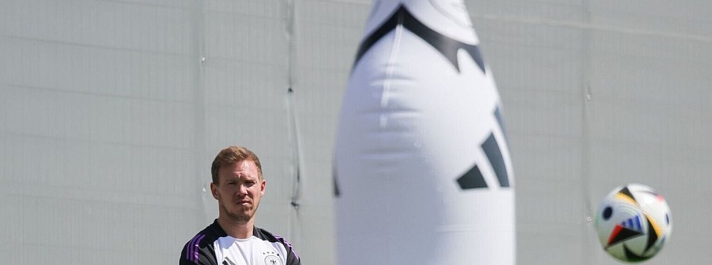 Gleich vier deutschen Spielern droht eine Sperre. Doch Bundestrainer Julian Nagelsmann bleibt gelassen. - &copy; Christian Charisius/dpa