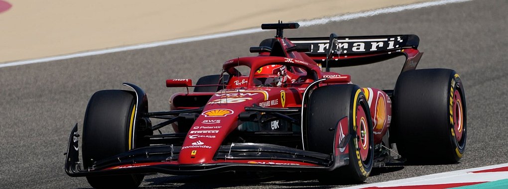 Ferrari-Pilot Charles Leclerc war in Kurve elf über den Randstein hinaus gefahren und hatte dabei offensichtlich die Abdeckung gelockert. - © Darko Bandic/AP/dpa