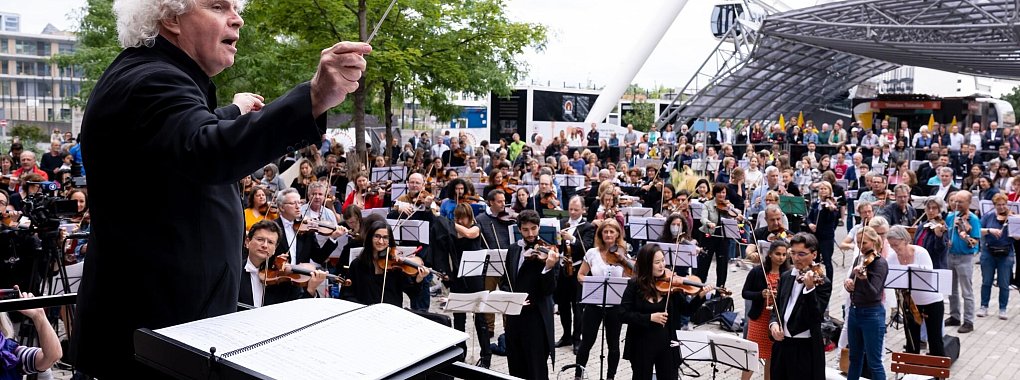 Instrumentalunterricht als Luxusgut? Das darf nicht sein, findet Stardirigent Simon Rattle. - © Sven Hoppe/dpa