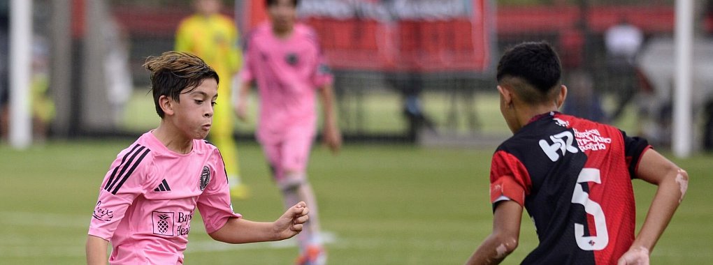 Thiago Messi (l) spielte mit Inter Miami gegen den Jugenclub seines berühmten Vaters. - © Emma Garcia/dpa