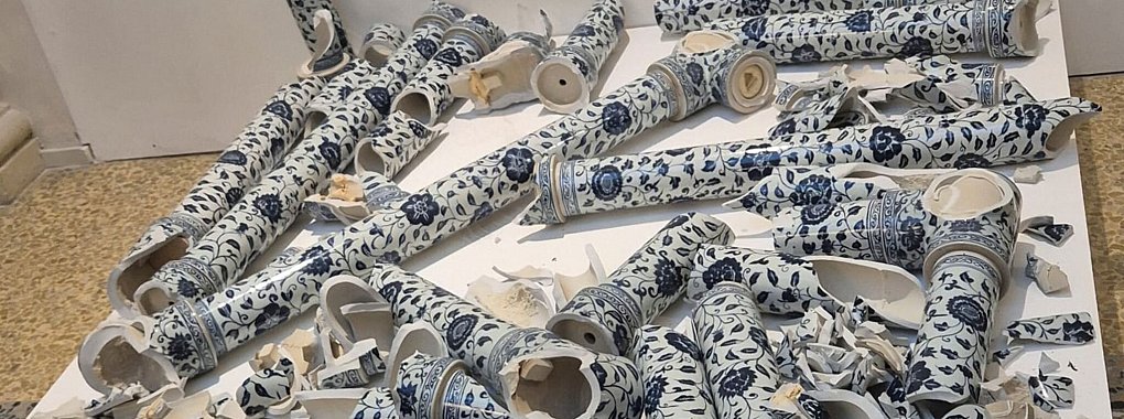 Das Werk «Porcelain Cube» von Ai Weiwei wurde in viele Stücke zerbrochen. - © Uncredited/OperaLaboratori/AP