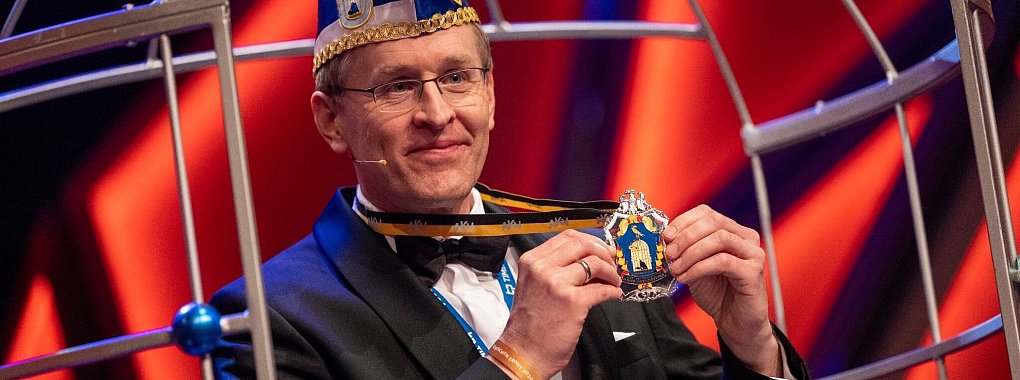 Daniel Günther (CDU) bekommt den Orden wider den tierischen Ernst. - © Thomas Banneyer/dpa