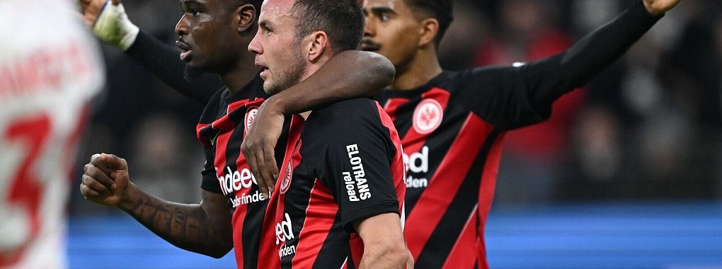 Mario G&ouml;tze (vorne) jubelt mit Eric Junior Dina Ebimbe und Ansgar Knauff. Das Siegtor im Rhein-Main-Derby gegen Mainz war sein erstes in dieser Bundesligasaison. - &copy; Arne Dedert/dpa