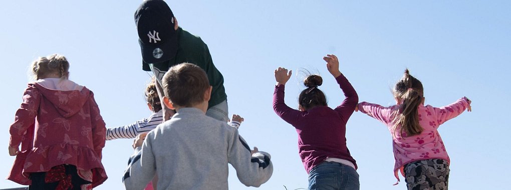 Die Stiftung Warentest hat die größten Kinderhilfsorganisationen Deutschlands geprüft und alle zwölf für vertrauenswürdig erklärt. - © Jörg Carstensen/dpa/dpa-tmn