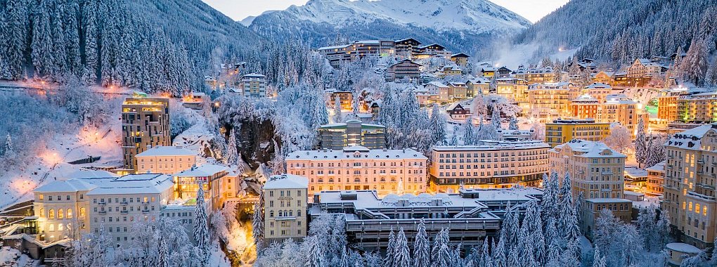 Am Talausgang an einem Wasserfall gelegen: das winterliche Bad Gastein in der Dämmerung. - © Christoph Oberschneider/Gasteinertal Tourismus GmbH/dpa-tmn